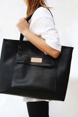 Women-large-tote-bag-in-black-leather