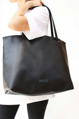 Women-large-tote-bag-in-black-leather